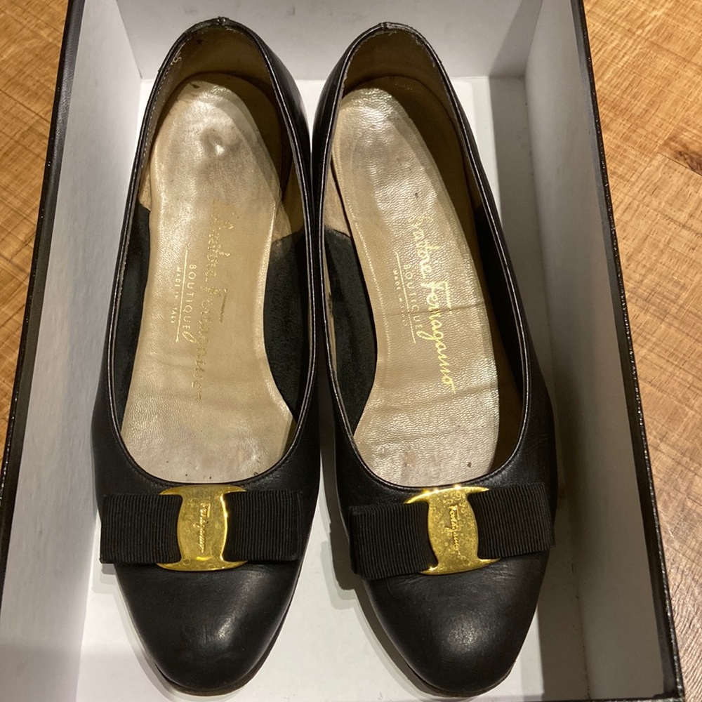 Ferragamo Vara now pump. Black leather.